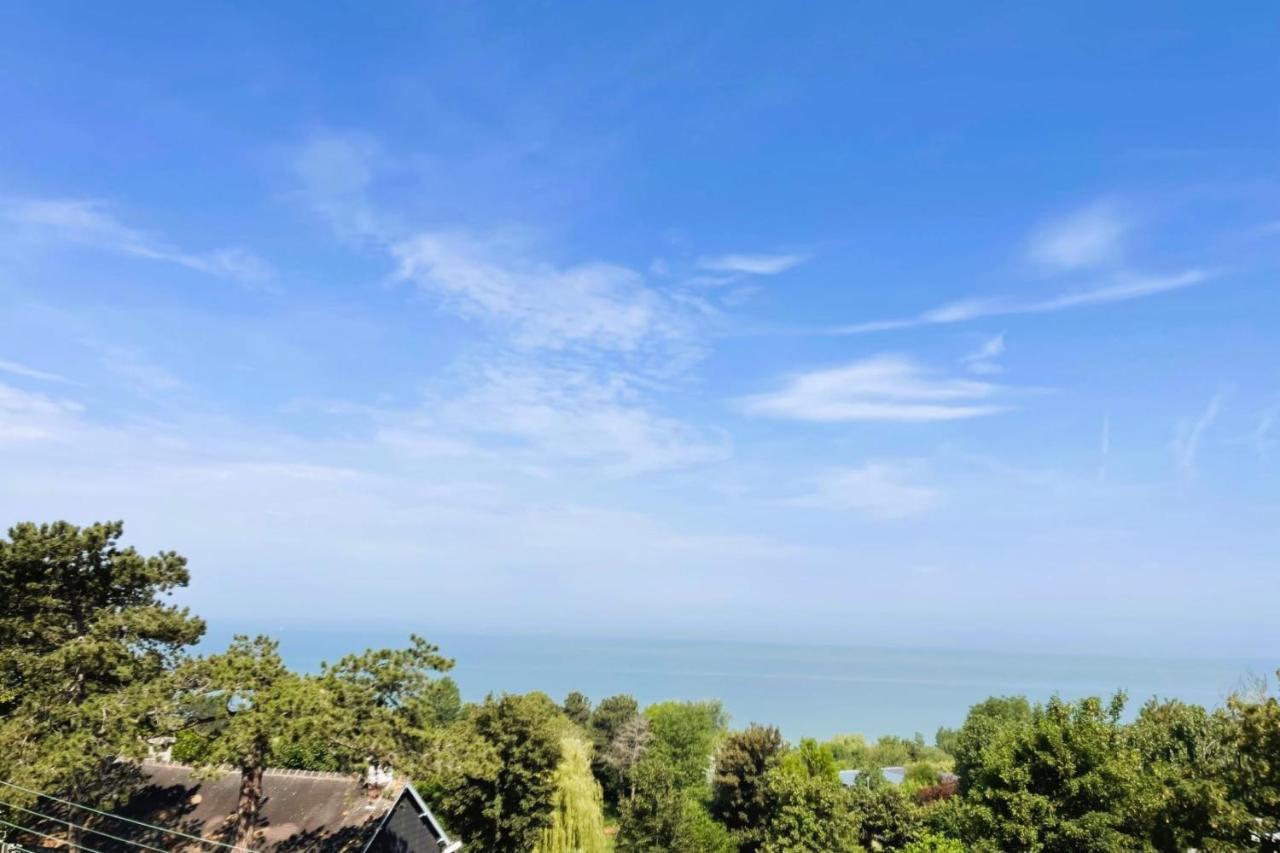 Aux Flots Bleus Avec Balcon Et Vue Sur Mer Trouville-sur-Mer Extérieur photo